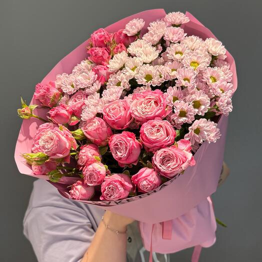 Arbustos de peonía rosas y margaritas moradas