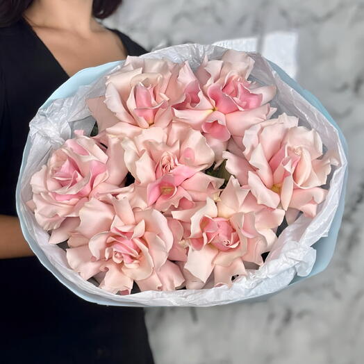 Розовые французские розы в небесно голубой упаковке 😍