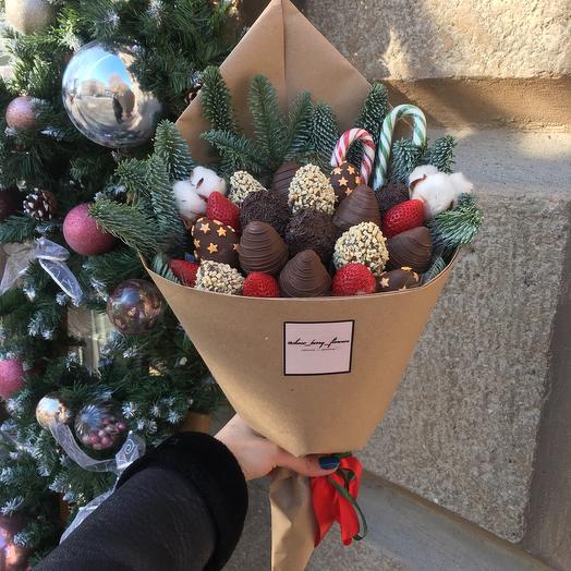 Клубничный букет S в новогоднем оформлении