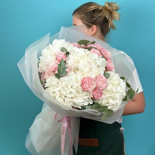 Hydrangea with sprey roses bouquet