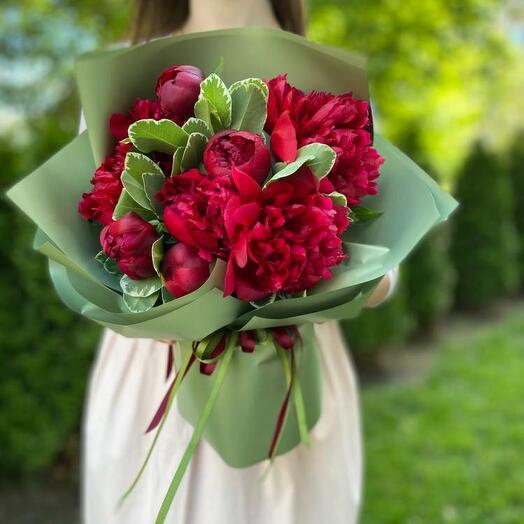 Bouquet of 9 burgundy peonies