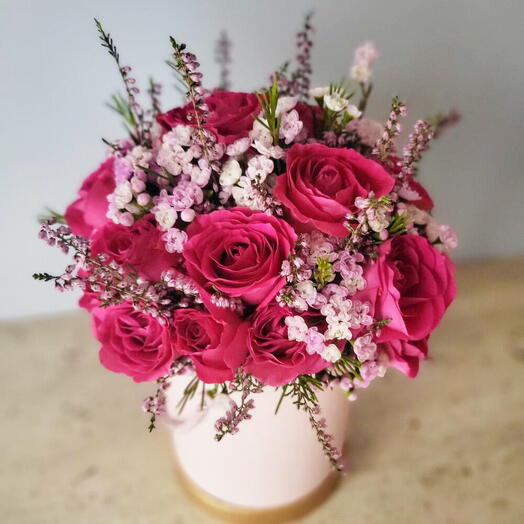 Cajita con rosas, flor de cera y brezo