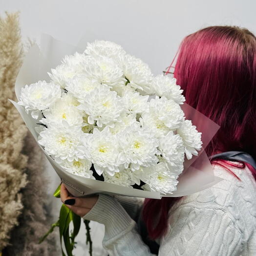 Bouquet of snow-white chrysanthemums