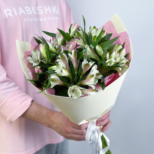 Нежный кремовый букет из белой и розовой альстромерии
