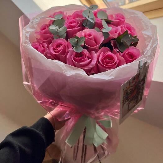 Букет из 15 розовых роз с эвкалиптом