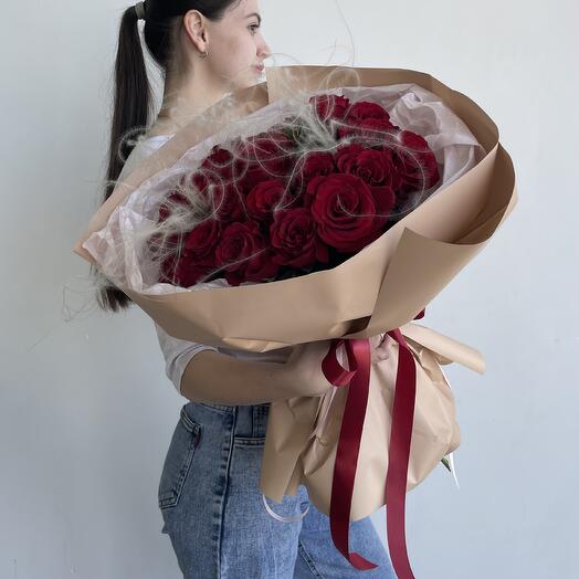 Классические красные розы с ковылем