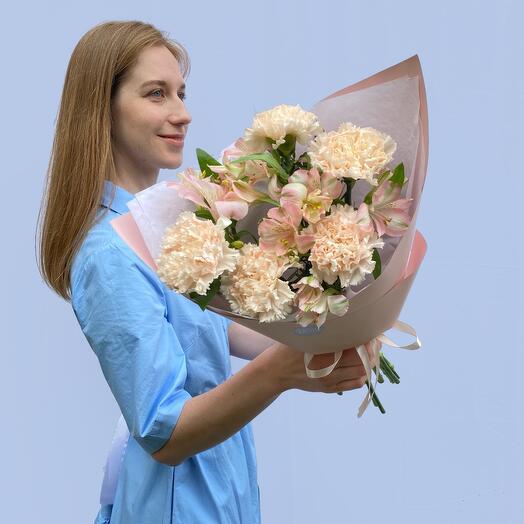 Букет из розовых альстромерий и диантусов