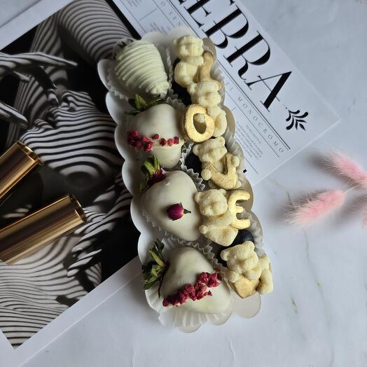 Клубника в белом шоколаде,свежая голубика, шоколадные мишки в сумке для любимой, дочки, жены,подруги