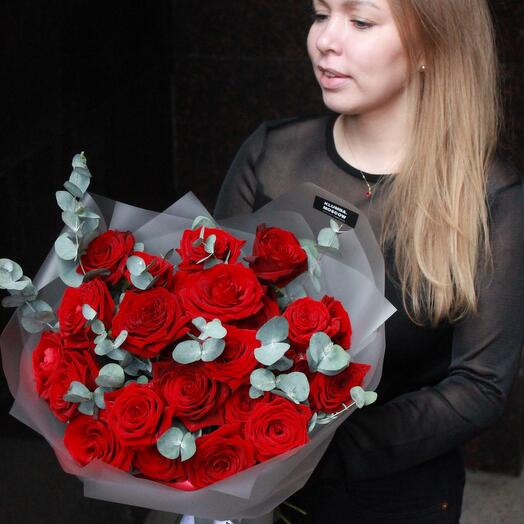19 красных роз с эвкалиптом