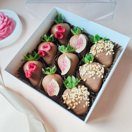 Клубника в шоколаде 9 - 12 шт с орехами, малиной, инжиром д