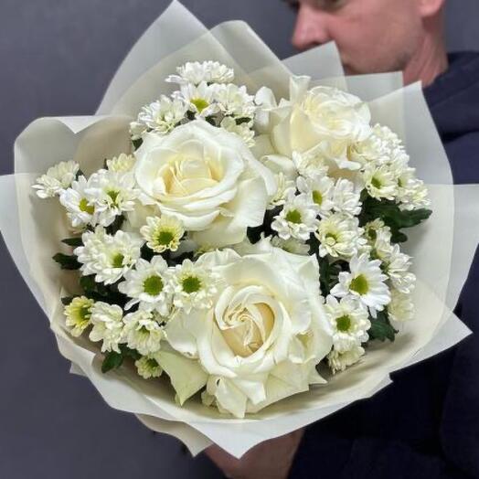 Букет из белых французских роз Мондиал и белых сантини