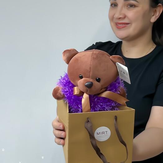 Игрушка бурый  Мишка в фиолетовой свитере и крафтовом пакете