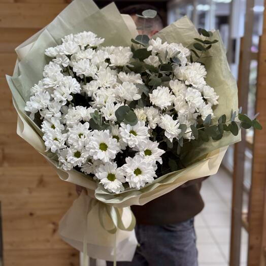 Гигант из хризантем с эвкалиптом