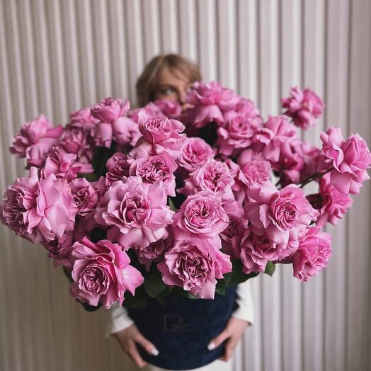 Коробка из 51 пионовидной розы "QUEENS CROWN"