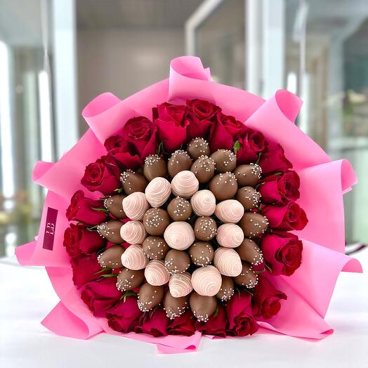 Букет «Роскошь» из клубники в шоколаде с розами