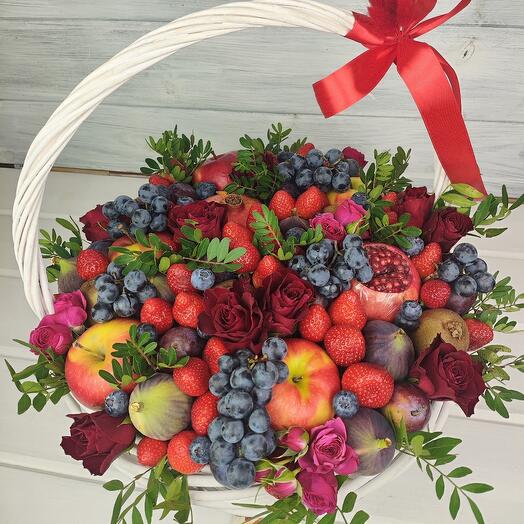 Cesta de frutas con flores