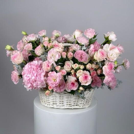 PINK HYDRANGIA   SPERY ROSES IN A BASKET