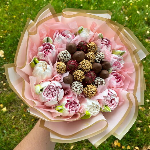 Букет из клубники и зефира вихрь