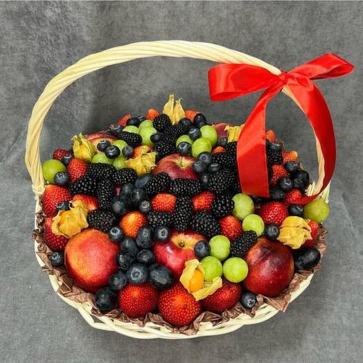 Фруктовая корзина (клубника , ежевика , голубика , персик ,яблоки и виноград