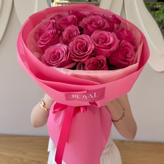 Ароматный букет из 15 роз в стильном оформлении
