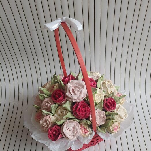 Зефирный букет роз двух вкусов в корзинке