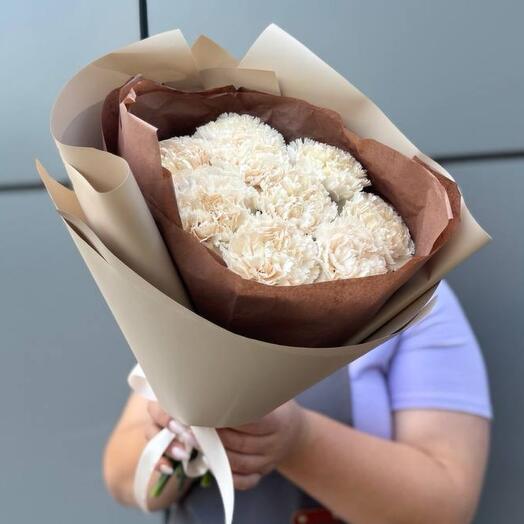 BOUQUET 045. Букет из 9 нежных кремовых гвоздик (9)