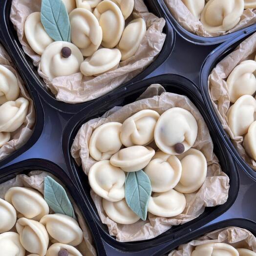 Шоколадные пельмени в контейнере