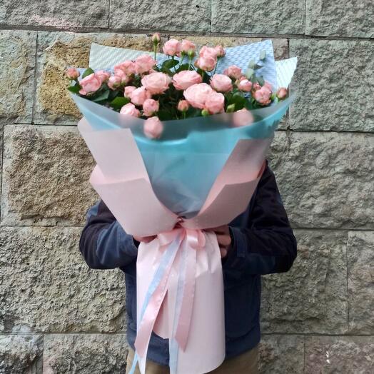 Нежный букет из кустовой пионовидной розы