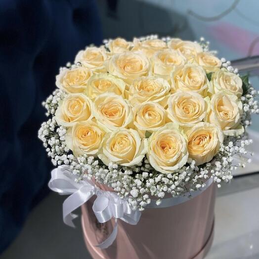 Bouquet of white roses and gypsophila in a hat box
