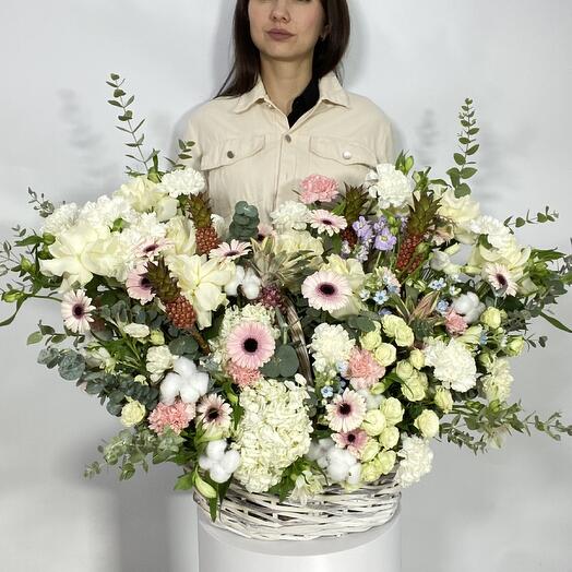 Цветы в корзине