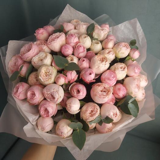 15 peony-shaped roses with eucalyptus
