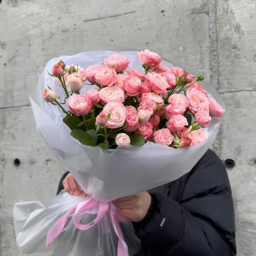 Букет из розовых кустовых роз