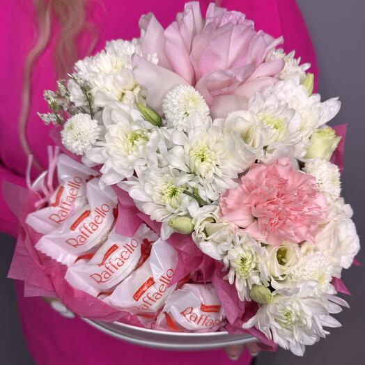 Цветы в коробке с рафаэлло