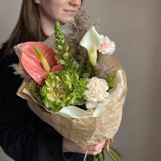 Букет с розой Вегги(как пион), маттиолой, каллой и диантусами