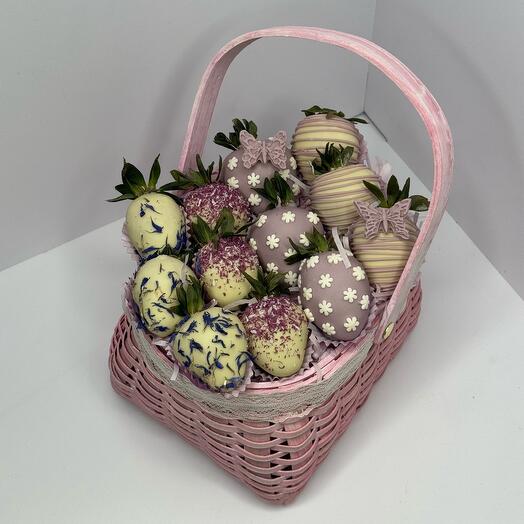Клубника в шоколаде в корзинке «сиреневая любовь»