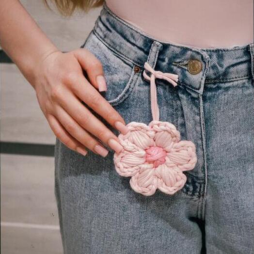 Вязаный брелок — pink flower
