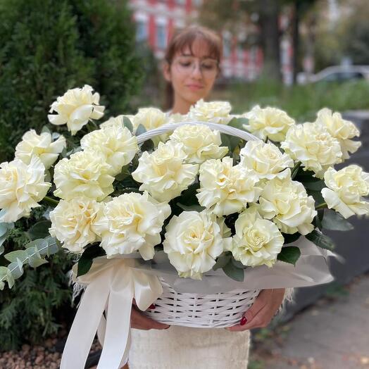 БОЛЬШАЯ КОРЗИНА ИЗ 25 БЕЛЫХ ФРАНЦУЗСКИХ РОЗ