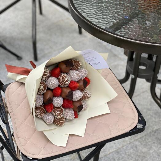 Ramo de Fresas en Chocolate "Bari"