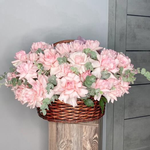 ✅ Basket of French roses