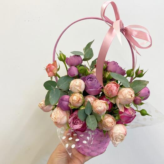 Корзинка с пионовидными розами