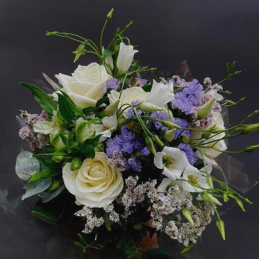 Mix bouquet of roses and limonium