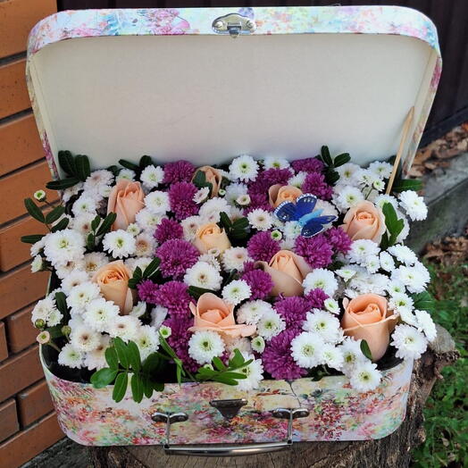 Полевые цветы в стильном чемоданчике