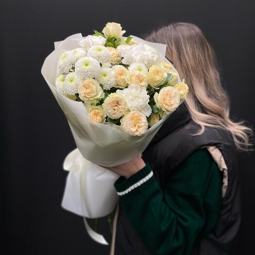 Букет из пионовидных роз, хризантем и диантуса