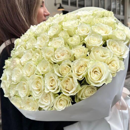 51 White mondial roses