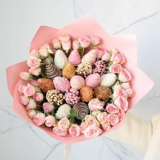 Букет из клубники в шоколаде с кустовой розой "Блеск"