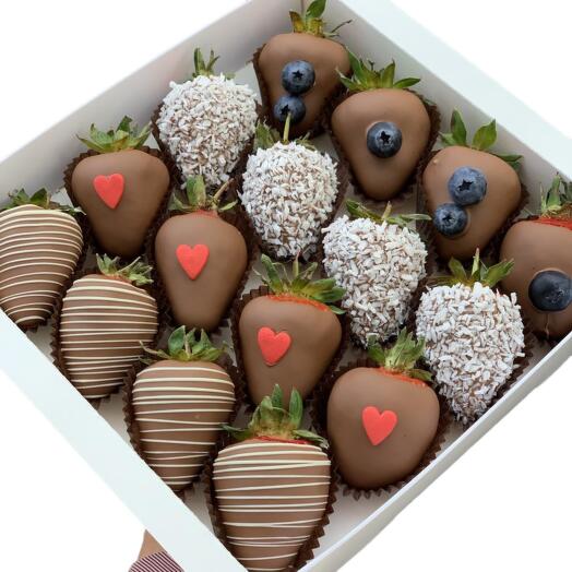 Strawberries in Belgian chocolate for March 16pcs