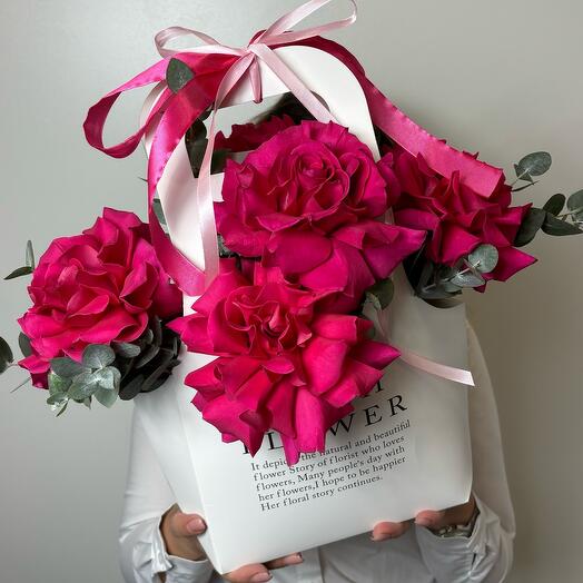 Composición de 5 rosas carmesí caladas con eucalipto