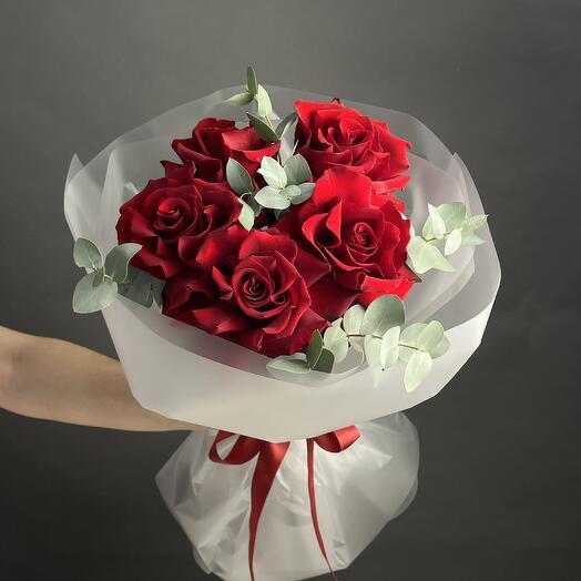 Букет «LOVE STORY» 5 роз с эвкалиптом