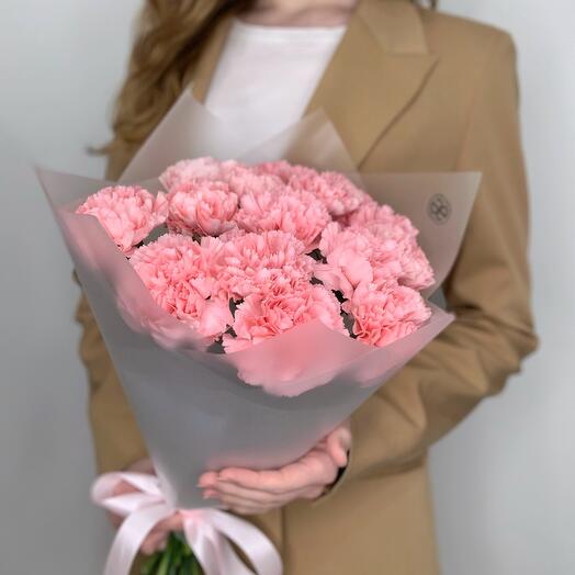 Монобукет из 15 розовых гвоздик в матовой пленке