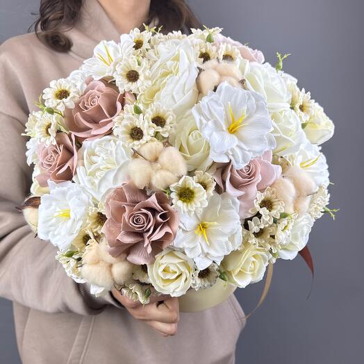 Нежно бежевая комозиция с мыльными цветами